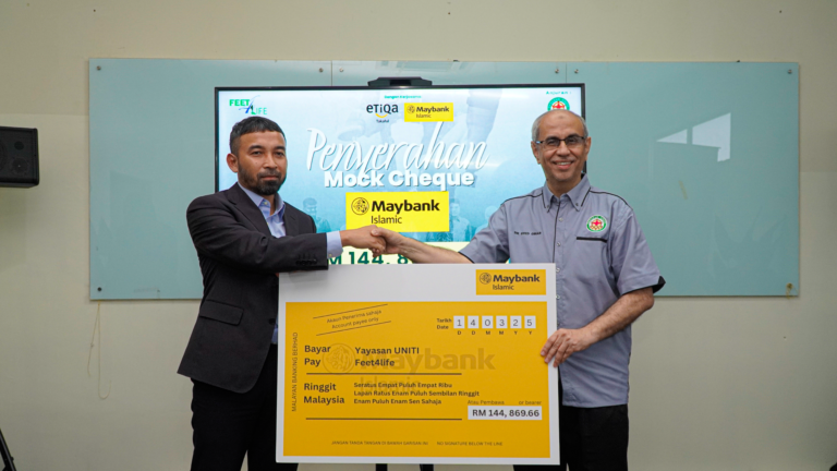Sukarelawan Yayasan UNITI membantu penerima kaki palsu