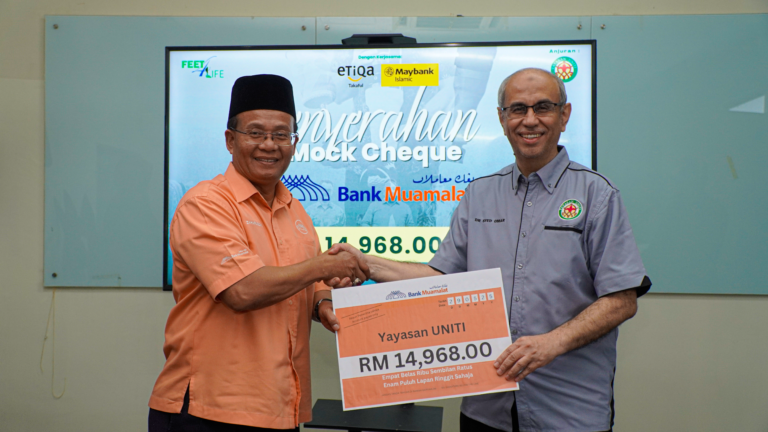 Sukarelawan Yayasan UNITI membantu penerima kaki palsu