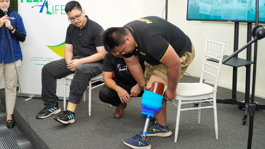 Pesakit amputasi menerima kaki palsu dari Feet4Life