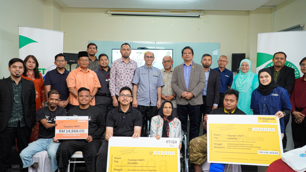 Sukarelawan Yayasan UNITI membantu penerima kaki palsu