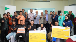 Sukarelawan Yayasan UNITI membantu penerima kaki palsu