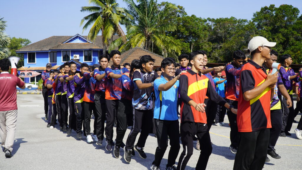 Pelajar bekerjasama dalam aktiviti outdoor Bengkel SPM Education For All 2025