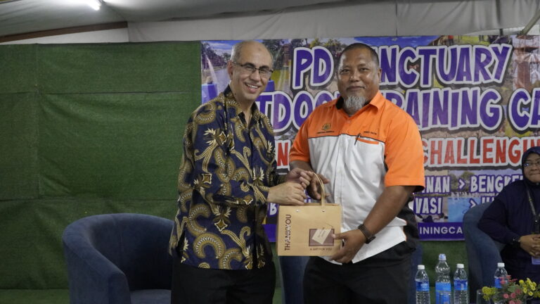 Penyampaian sijil di majlis penutup Bengkel SPM Education For All 2025