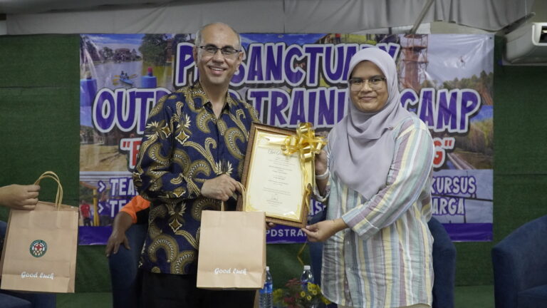 Penyampaian sijil di majlis penutup Bengkel SPM Education For All 2025