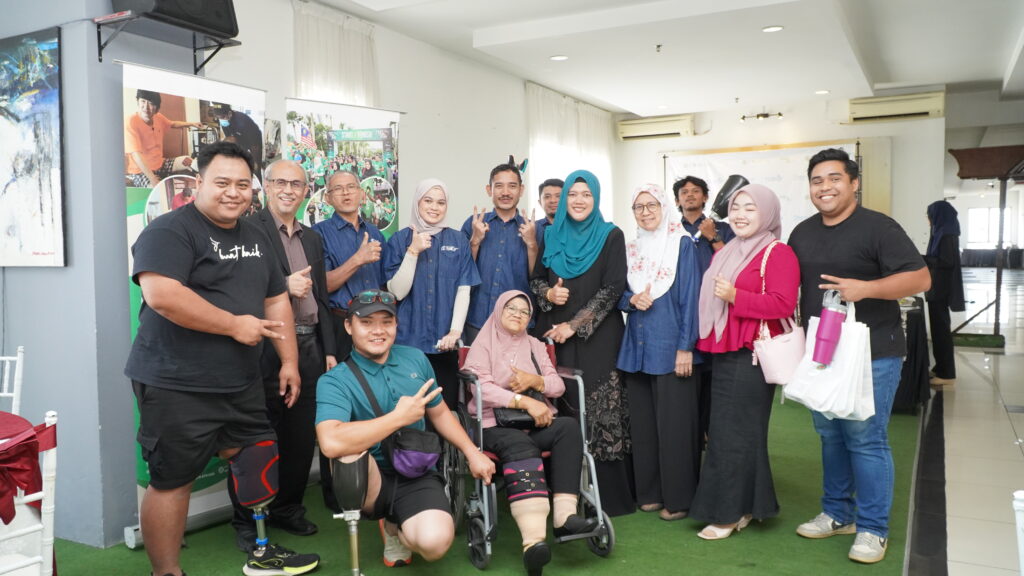 Penerima bantuan kaki palsu melalui program Feet4Life